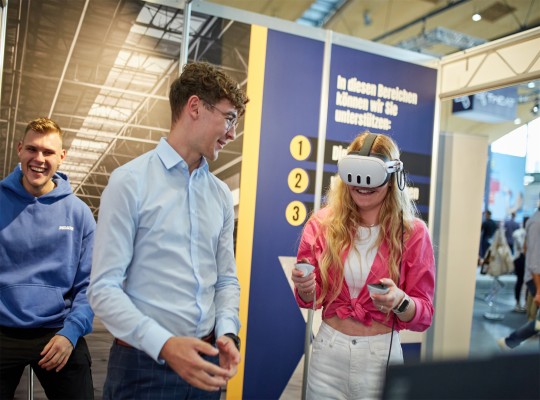 A visitor tests VR glasses
