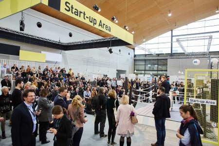 LEARNTEC Menschen in der Messehalle