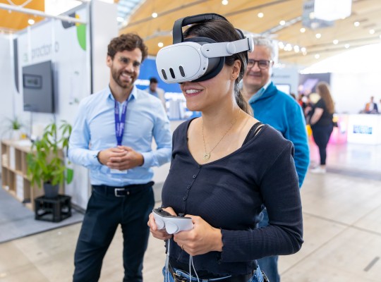 Eine Besucherin testet eine VR Brille 