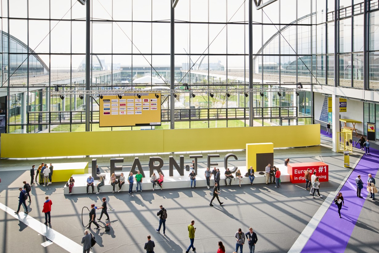 LEARNTEC Vogelperspektive auf den LEARNTEC-Schriftzug vor gelben Hintergrund