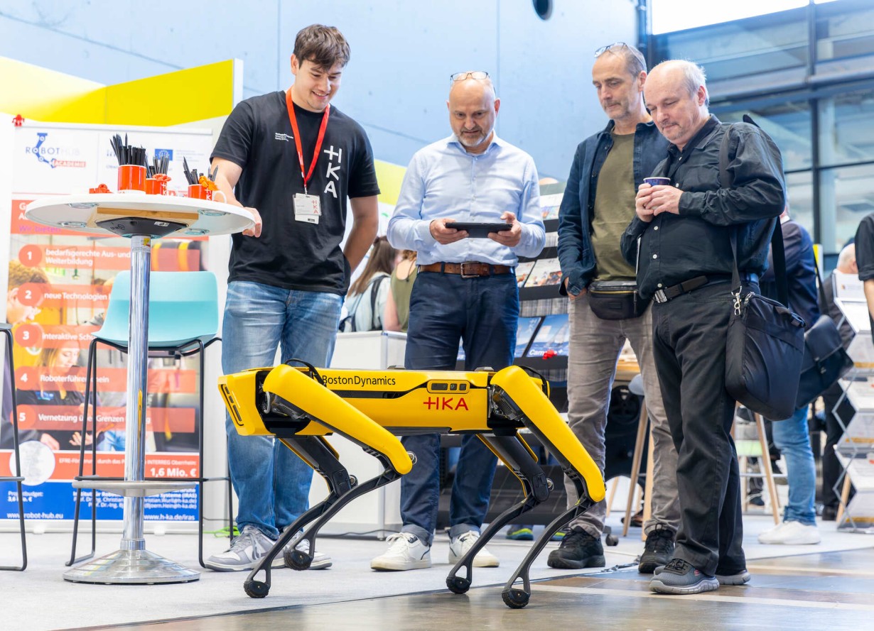 Roboter-Hund mit Messepublikumu Roboter-Hund mit Messepblikum