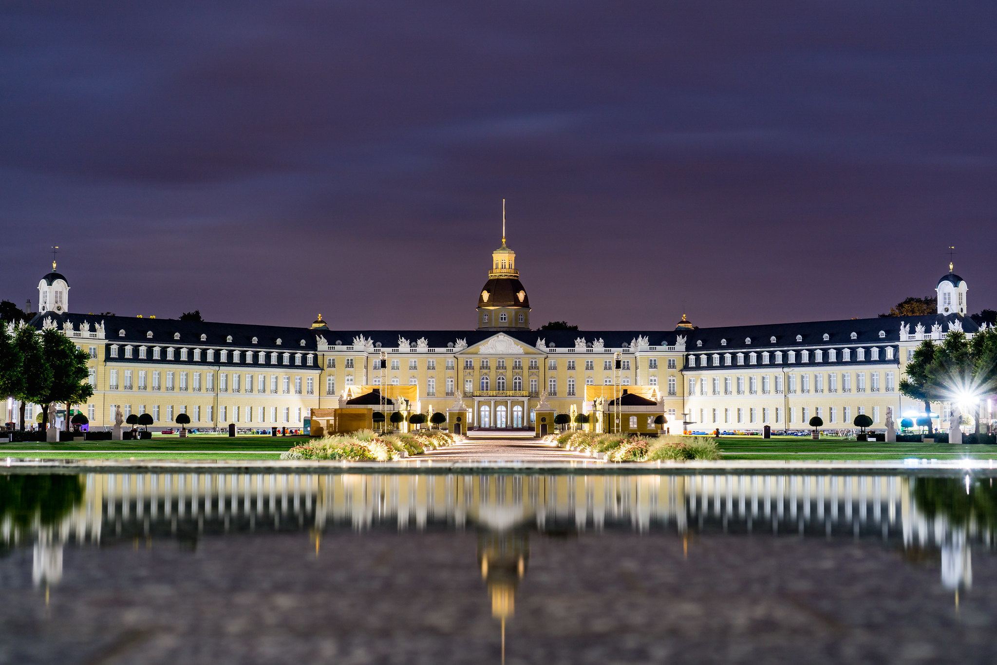 Weitwinkelaufnahme des Schloss Karlsruhe bei Nacht