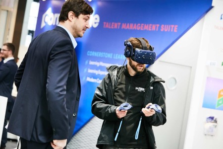 VR-Brille Ein Besucher testet eine VR-Brille
