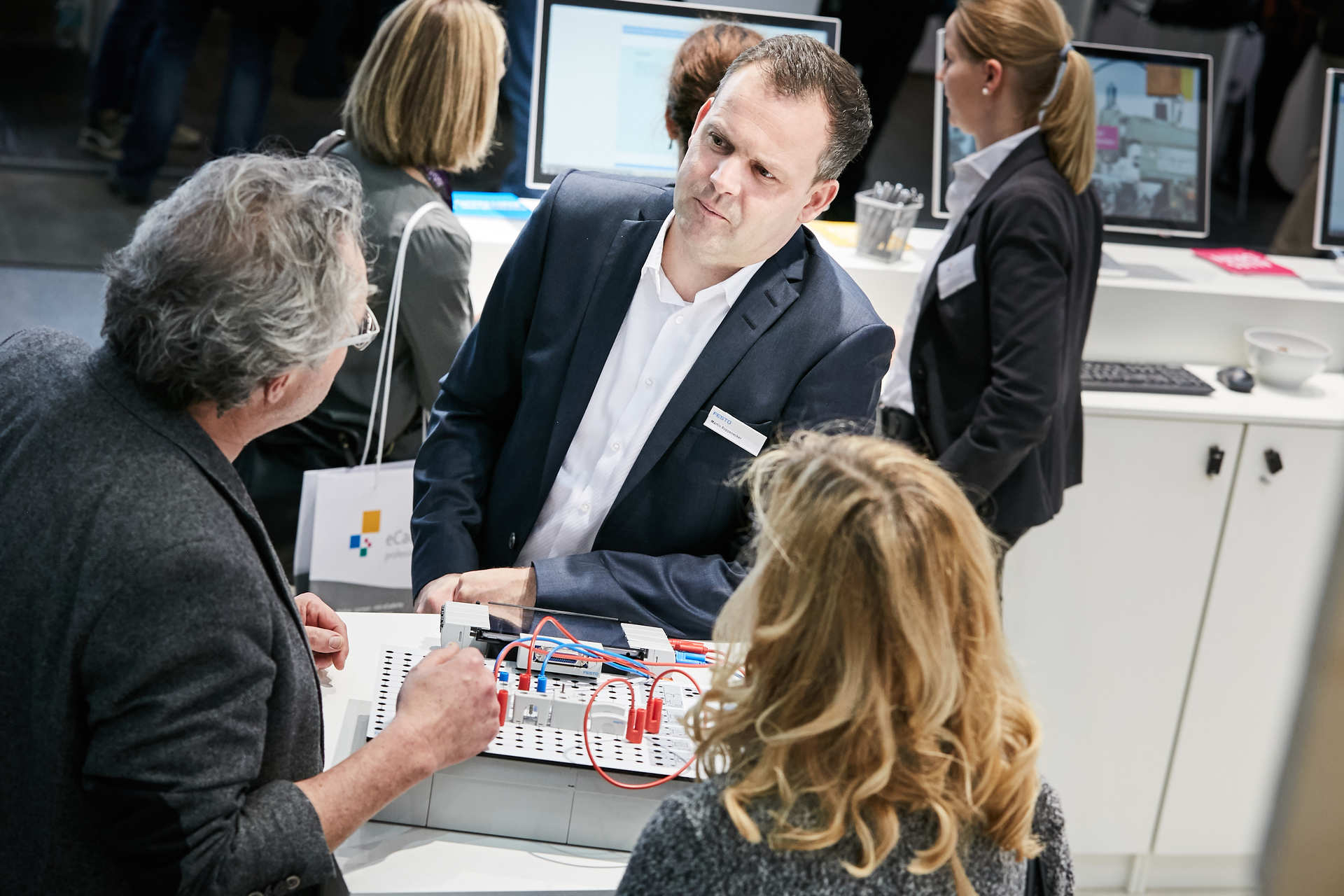 Digitales Lernen Unterhaltung unter Ausstellenden und Experten