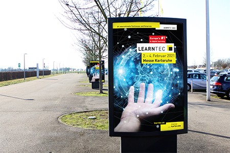 City-Light-Poster vor dem Haupteingang machen auf Ihren Messestand aufmerksam