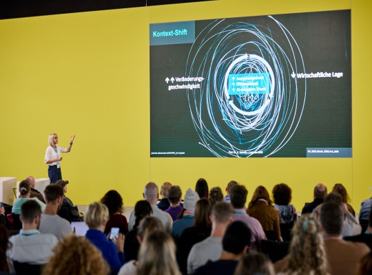 LEARNTEC Kongress: Speakerin auf Bühne