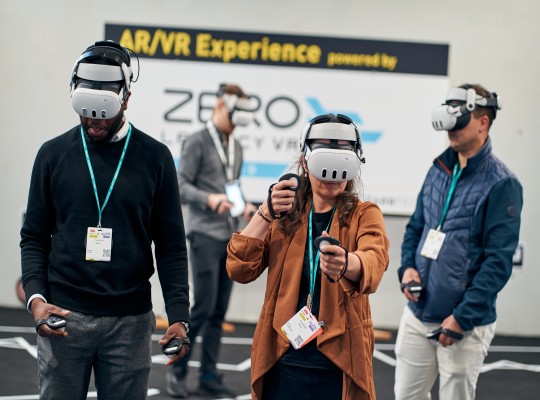 Besuchende testen VR-Brillen
