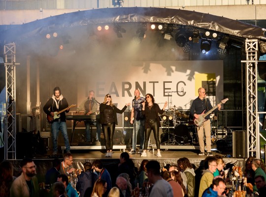 Blick auf die Bühne mit Band beim Ausstellerabend